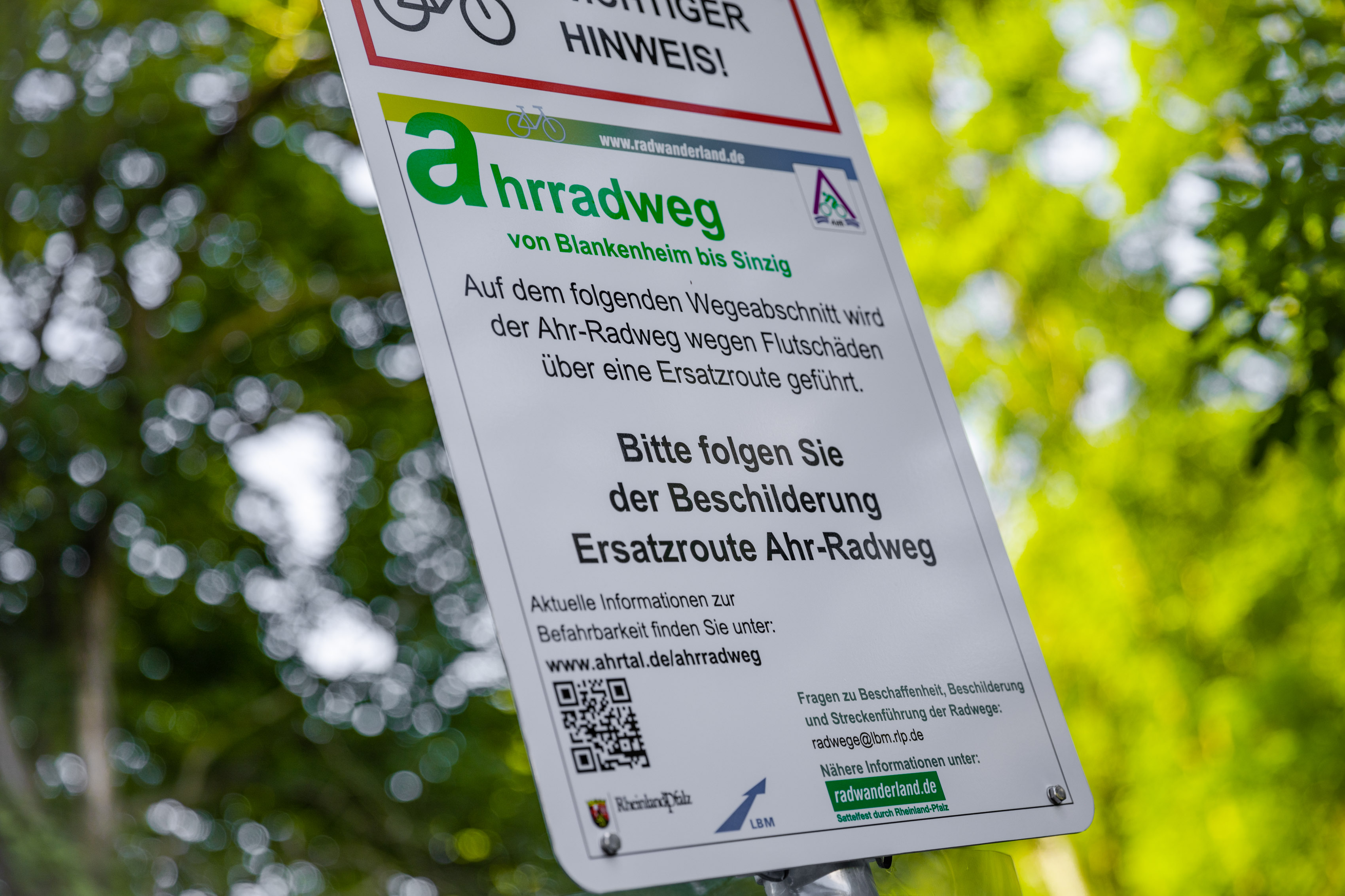 Schilder weisen den Weg durch die Umleitungen Schilder weisen den Weg durch die Umleitungen