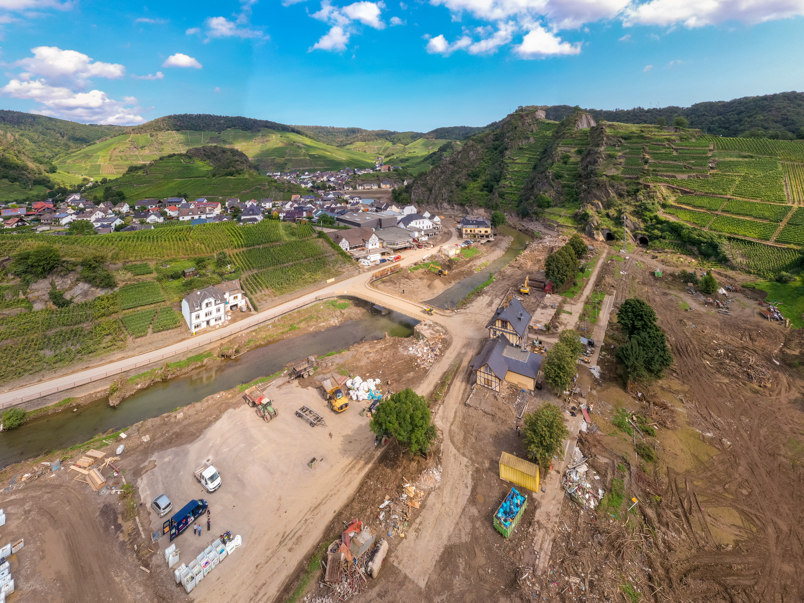 Vom Ahr-Radweg in Mayschoß ist nicht viel übrig nach der Flut Vom Ahr-Radweg in Mayschoß ist nicht viel übrig nach der Flut