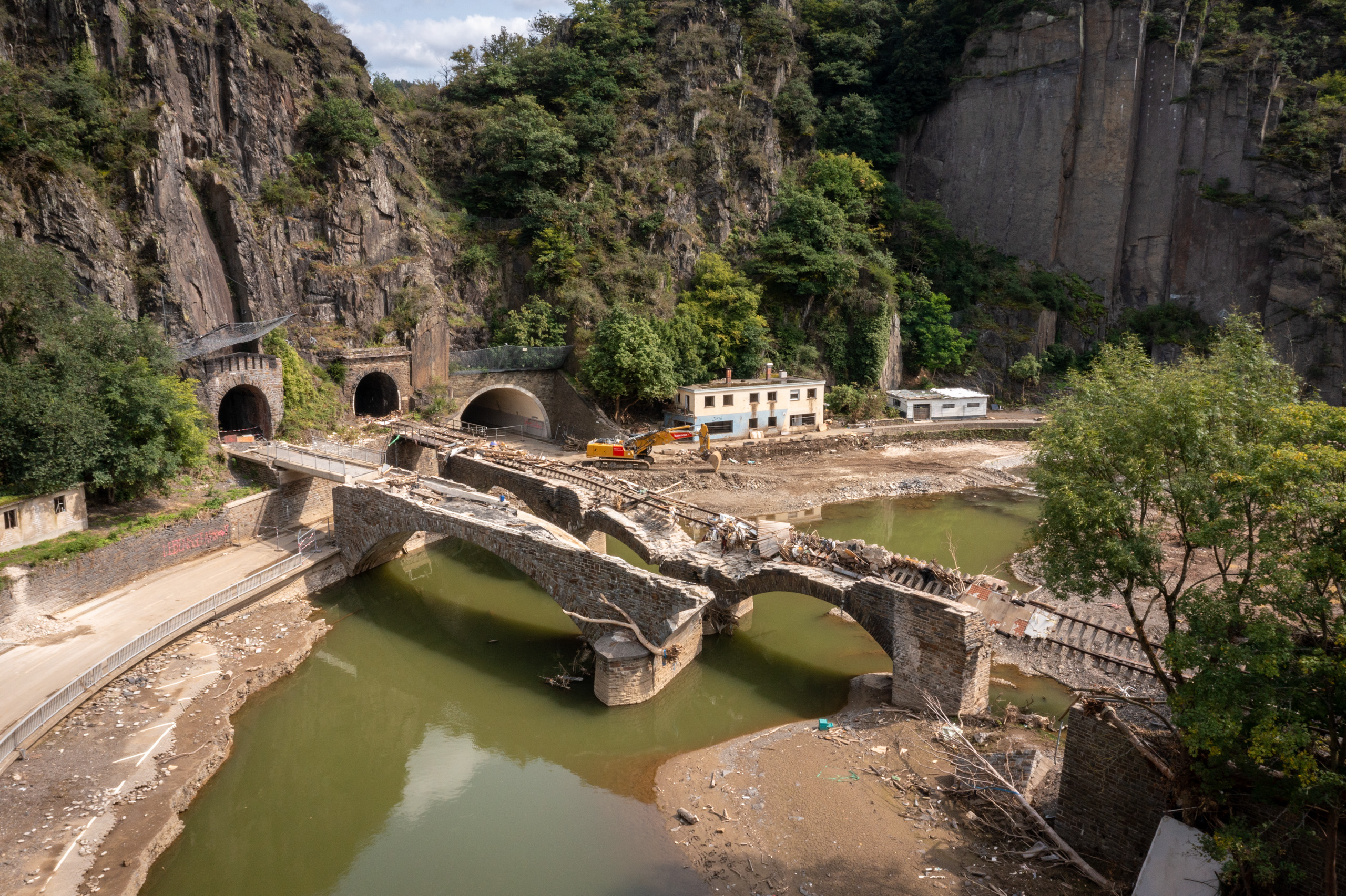 Eisenbahn- und Radweg-Brücke vor Altenahr liegen in Trümmern Eisenbahn- und Radweg-Brücke vor Altenahr liegen in Trümmern