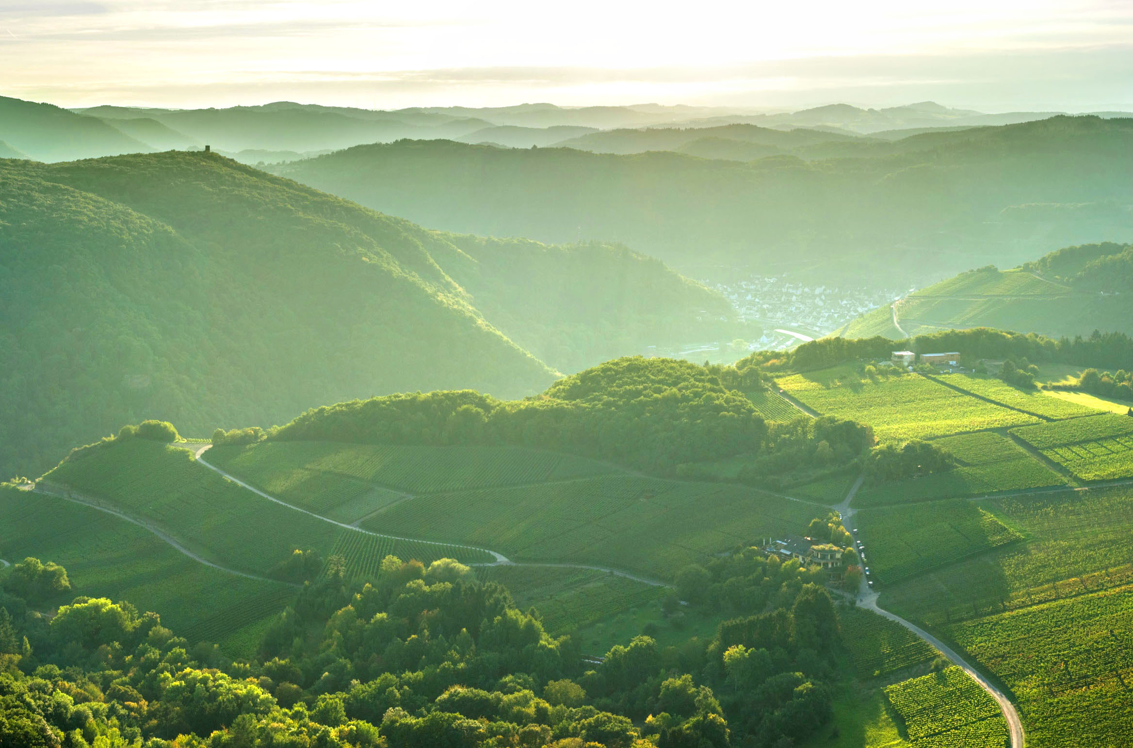 Das Ahrtal - der perfekte Ort für ein Wellness-Urlaub in Deutschland Das Ahrtal liegt im Westen Deutschlands im Bundesland Rheinland-Pfalz. Ein perfekter Ort für ein Wellness-Urlaub in Deutschland.