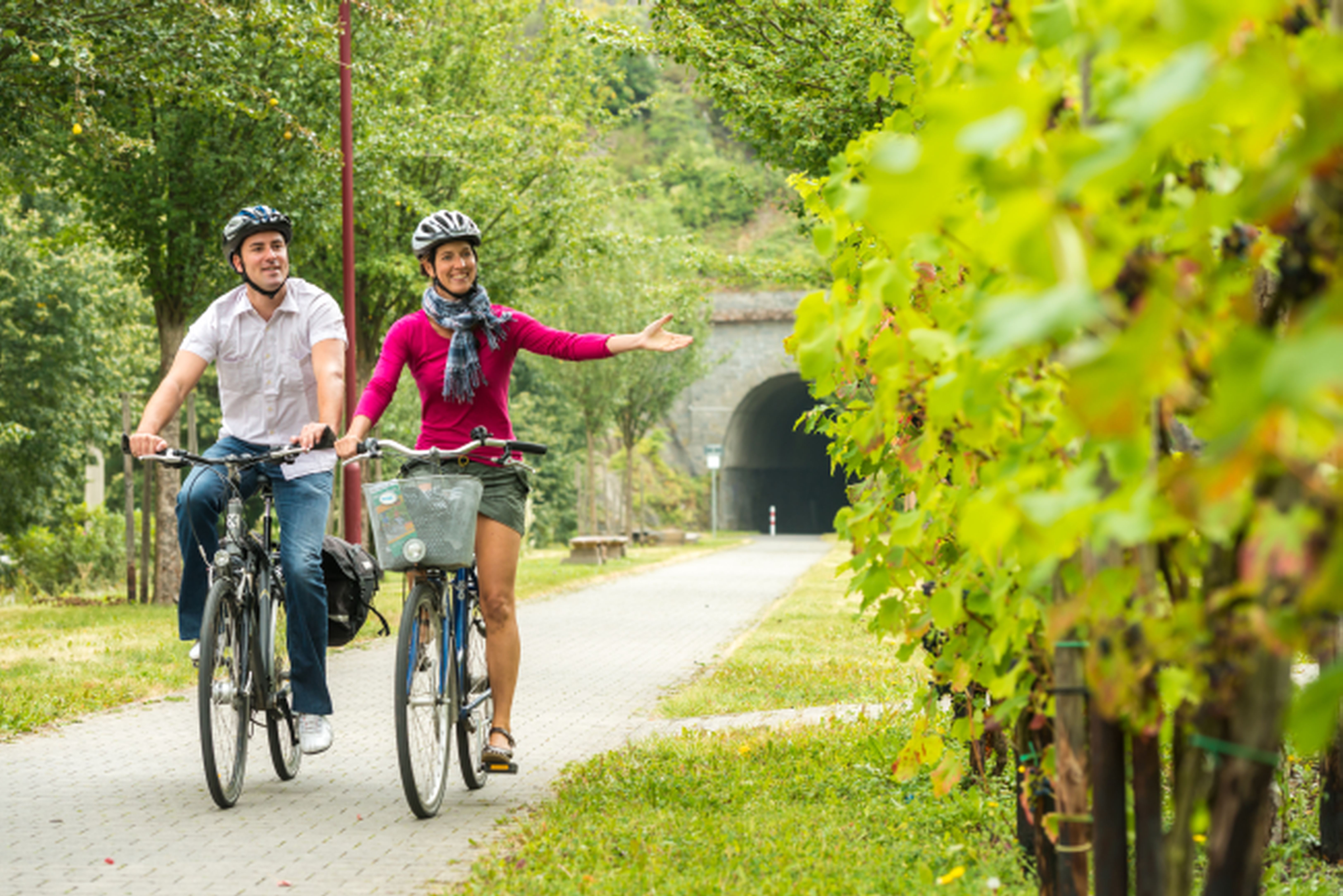 Ahr-Radweg am Felsentunnel unter der Saffenburg bei Mayschoß Ahr-Radweg am Felsentunnel unter der Saffenburg bei Mayschoß