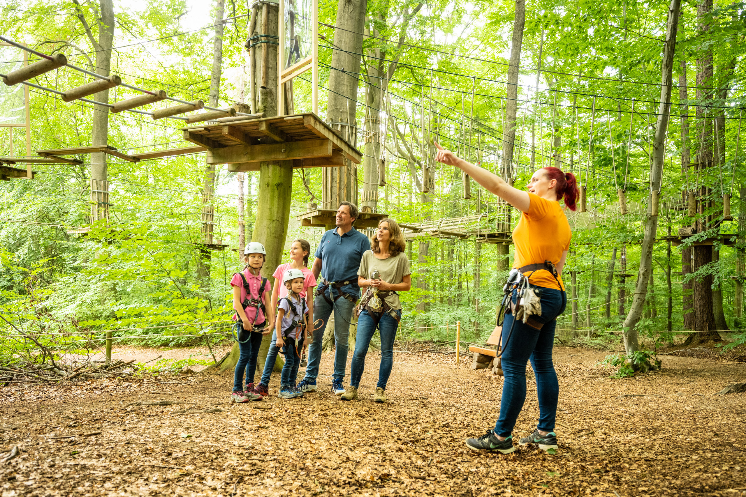 Fachkundige Einweisung in die Attraktionen im Waldkletterpark Fachkundige Einweisung in die Attraktionen im Waldkletterpark