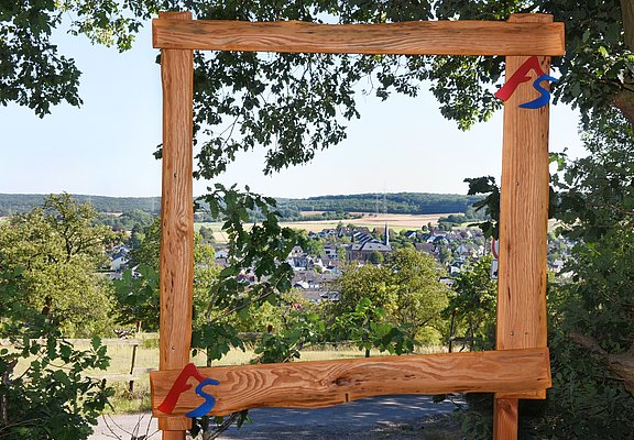 AhrSteig "Bilderrahmen" mit Blick auf Löhndorf