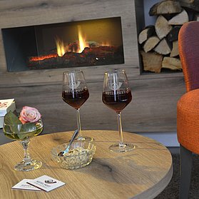 Rotwein am Kamin