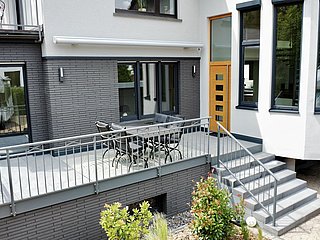 Terrasse mit Wohnungseingangstür