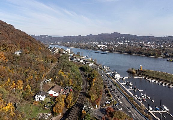 Der Yachthafen Oberwinter mit dem Siebengebirge