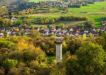 Der Feltenturm auf dem Mühlenberg mit Aussicht auf vier Täler