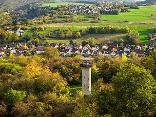 Der Feltenturm auf dem Mühlenberg mit Aussicht auf vier Täler