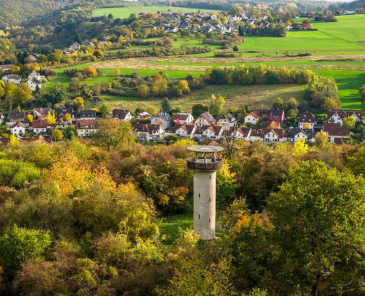 Der Feltenturm auf dem Mühlenberg mit Aussicht auf vier Täler