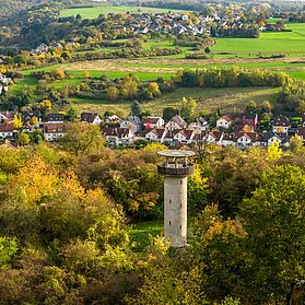 Der Feltenturm auf dem Mühlenberg mit Aussicht auf vier Täler