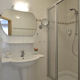 Badezimmer mit Dusche
