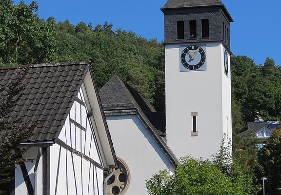Turm der Erlöserkirche in Adenau
