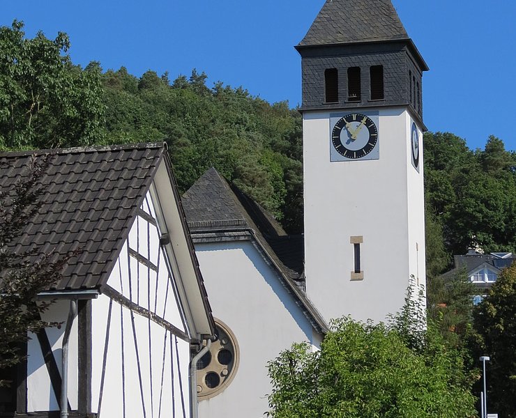 Turm der Erlöserkirche in Adenau
