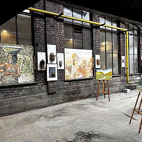 Atelier und Galerie Rhine-Art in Bad Neuenahr-Ahrweiler zeigt vielfältige Kunstwerke in industriellem Ambiente.