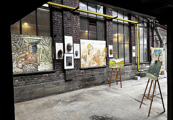 Atelier und Galerie Rhine-Art in Bad Neuenahr-Ahrweiler zeigt vielfältige Kunstwerke in industriellem Ambiente.
