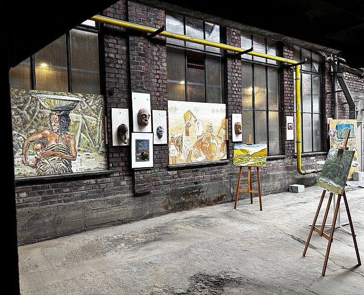 Atelier und Galerie Rhine-Art in Bad Neuenahr-Ahrweiler zeigt vielfältige Kunstwerke in industriellem Ambiente.