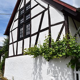 Straßenblick auf ausgebaute Fachwerkscheune