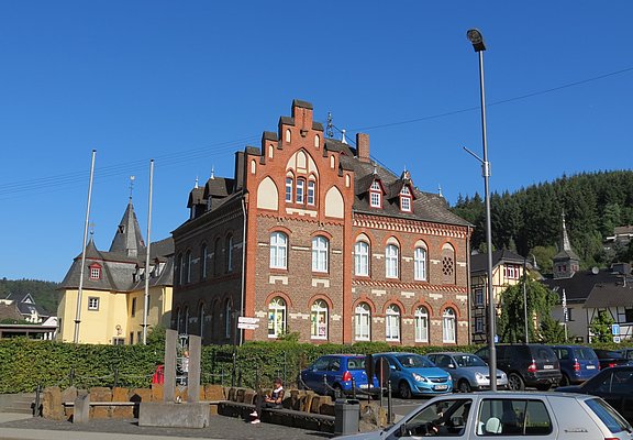 Zunftbrunnen und Pfarramt Adenau