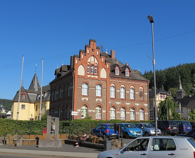Zunftbrunnen und Pfarramt Adenau