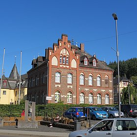 Zunftbrunnen und Pfarramt Adenau