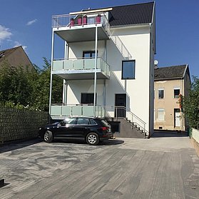 Hausansicht Balkone vom Innenhof mit KFZ Stellplät