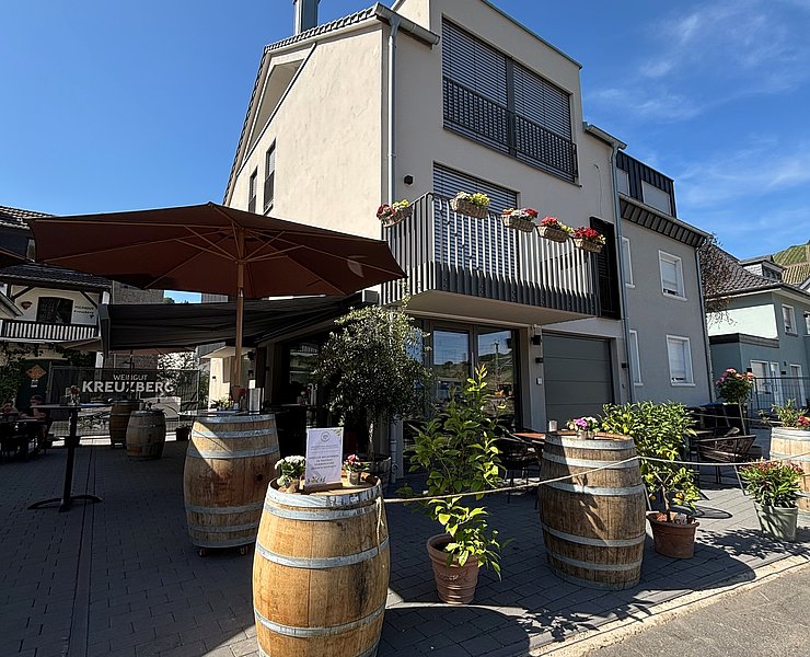 Weingut Kreuzberg in Dernau mit Außenbereich und Wein-Fässern, idealer Stopp auf der Natur-Genuss-Tour im Ahrtal.