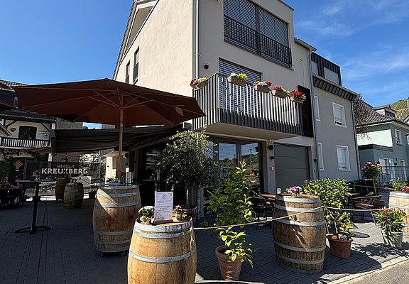 Weingut Kreuzberg in Dernau mit Außenbereich und Wein-Fässern, idealer Stopp auf der Natur-Genuss-Tour im Ahrtal.