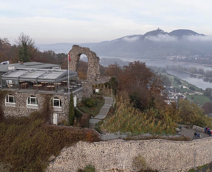 Der Rolandsbogen mit Aussicht auf den Rhein und das Siebengebirge