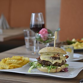 Burger mit Pommes und Cola