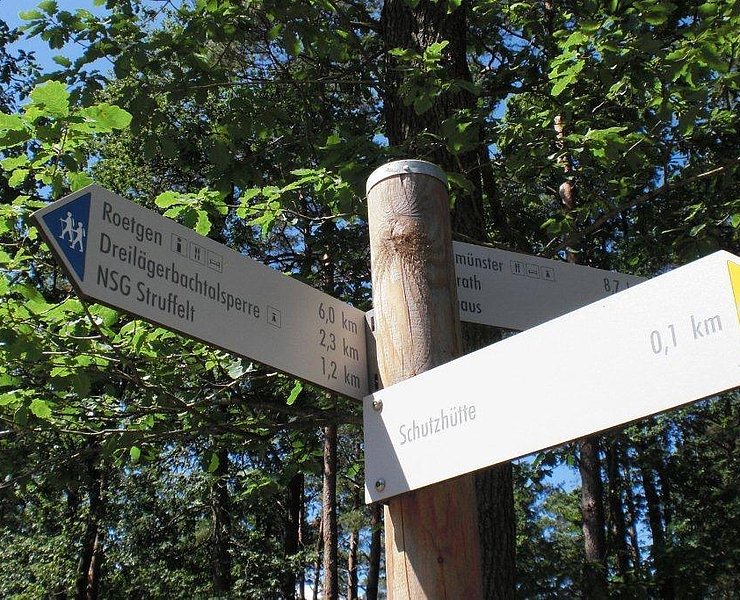Partnerweg des Eifelsteiges_Beschilderung_gelbe Spitze