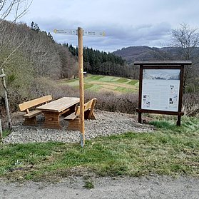 Aussichtsplatz mit Infotafel Eisenverhüttung