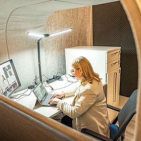 Arbeitsplatz Cube mit Person