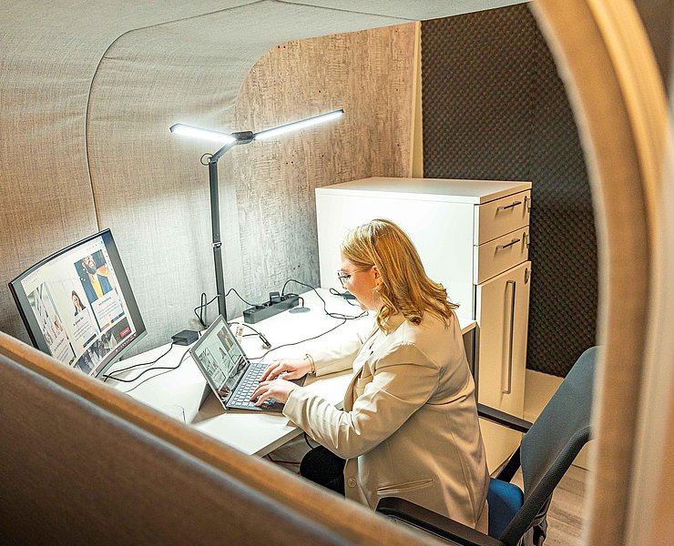 Arbeitsplatz Cube mit Person