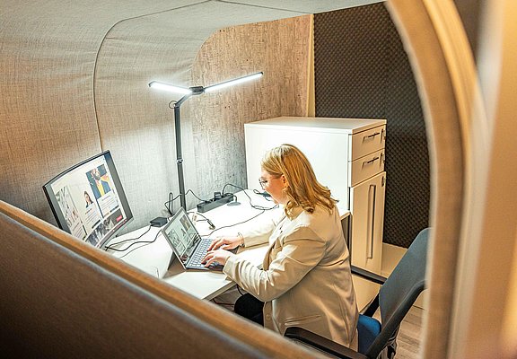 Arbeitsplatz Cube mit Person