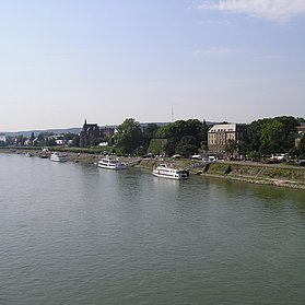 Blick von der Kennedybrücke zur Bonner Altstadt