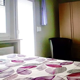 Schlafzimmer mit Tür zum  kleine Balkon