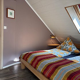 Schlafzimmer erster Wohnbereich neben Badezimmer