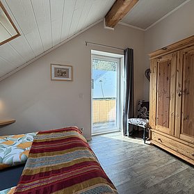 Schlafzimmer erster Wohnbereich neben Badezimmer