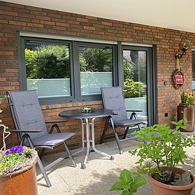 Terrasse mit überdachtem Freisitz