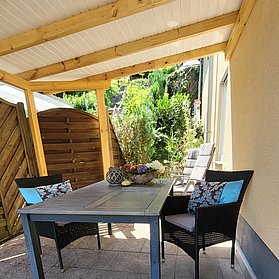 Terrasse mit kleinem Garten