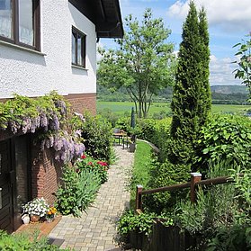 Eingangsbereich mit Weg zum Garten