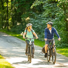 Radler auf dem Ahr-Radweg