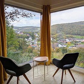 Fensterfront mit Bestuhlung
