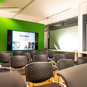 Meetingraum Sicht Referent mit großem Bildschirm