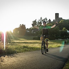 Radlerglück vor der Burgruine Nürburg