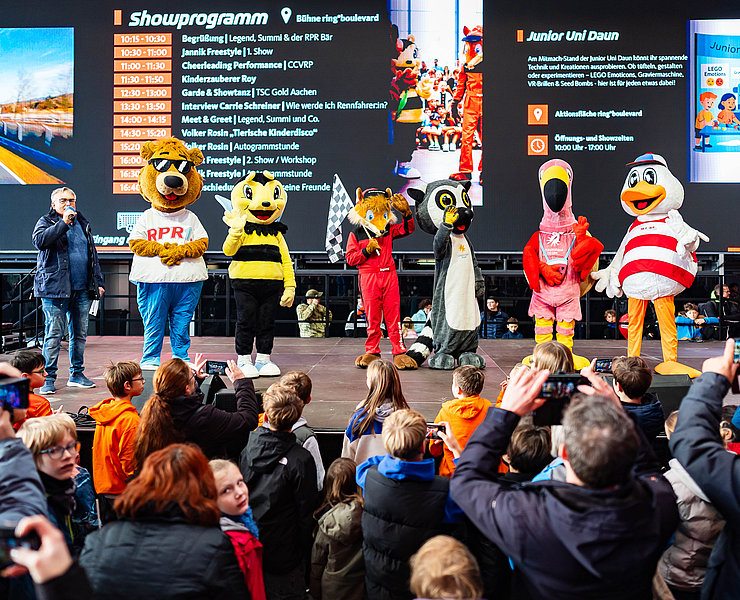 Verschiedene Tier-Maskottchen stehen auf einer Bühne