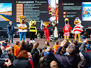 Verschiedene Tier-Maskottchen stehen auf einer Bühne