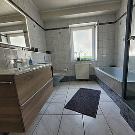 Bad mit Regendusche und Badewanne