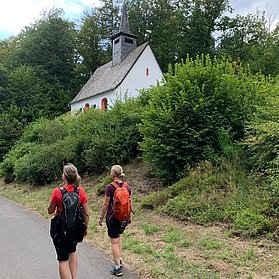 Wanderer unterhalb 24-Nothelfer-Kapelle Eichenbach