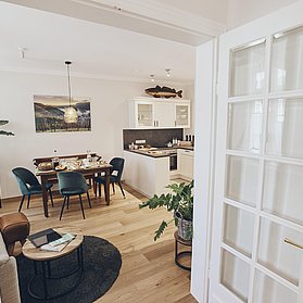 Esszimmer und Küche Wohnung Kastanie